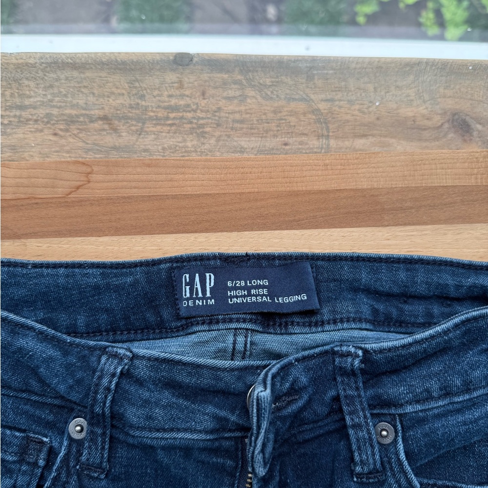GAP Denim High Rise Leggings in Dark Blue. Raw hem. Size 6/28 Long.